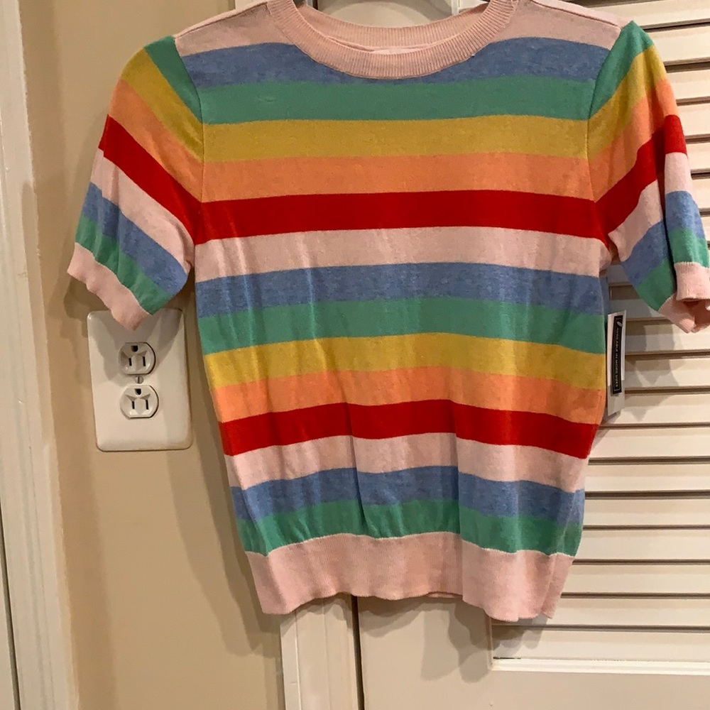 Short sleeve light sweater top